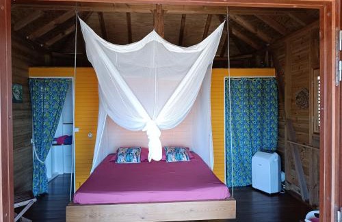 Grand Anse Maison | TI KAZ ANOLI Cottage en bois avec vue sur la baie
