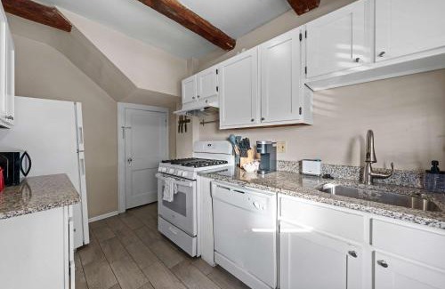 Clintonville Maison | Tibet Twins 1 Cozy Stay for 6