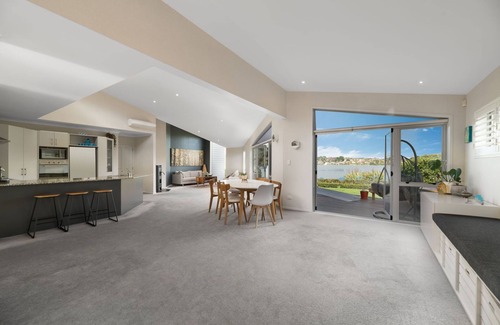 Maungatapu Maison | Tides Inn.... Spacious and Unique Waterfront Holiday
