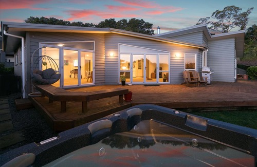 Maungatapu Maison | Tides Inn.... Spacious and Unique Waterfront Holiday