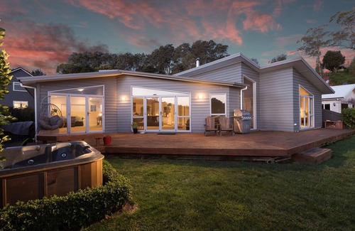 Maungatapu Maison | Tides Inn.... Spacious and Unique Waterfront Holiday
