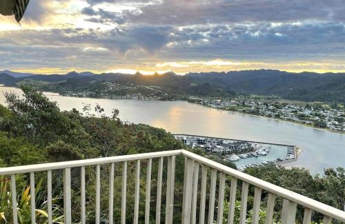 Tairua Maison | Tideview Cottage - Incredible Views - Tairua