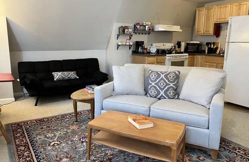 Newmarket Appartement | Tidy 2-Bed w/ Parking!🚗Wine!🍷UNH👩🏻🎓