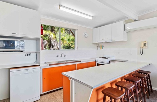 Manyana Maison | Tidy retro house located within walking distance to Manyana Beach