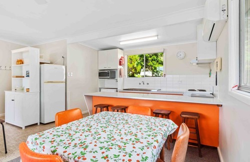 Manyana Maison | Tidy retro house located within walking distance to Manyana Beach