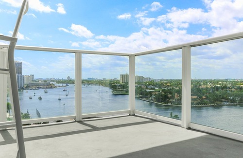 Central Beach Copropriété | Tiffany Ebony: Ocean & Canal views, Walk to Beach