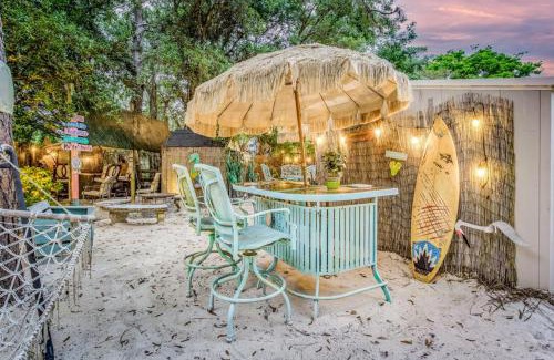 Navarre Maison | Tiki Bliss Pool & Resort Vibe