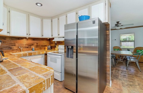 Southeast Pensacola Maison | Tiki Time Pool Home in Pensacola