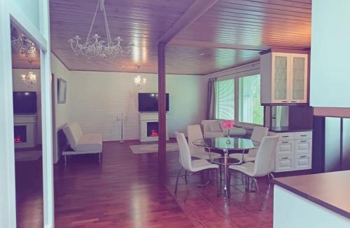 Vanhahovi Maison | Tilava omakotitalo palveluiden äärellä lähellä rantaa
