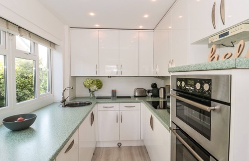 Weston-super-Mare Maison | TILLY’S COTTAGE, pet friendly, character holiday cottage in Kewstoke