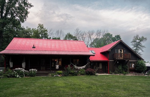 Centre Wellington Maison | Cabane en bois à Elora accueillant les animaux de compagnie avec bain à remous