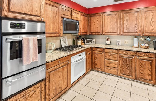 Longview Maison | Timber View Retreat-Large 4 BR close to shopping & restaurants in NE Longview
