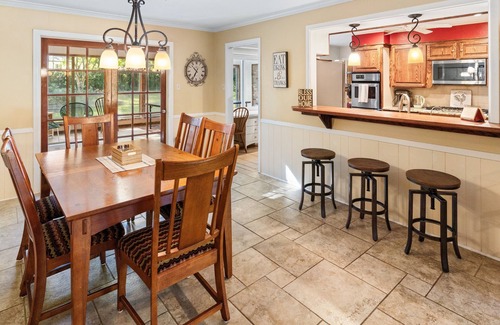 Longview Maison | Timber View Retreat-Large 4 BR close to shopping & restaurants in NE Longview