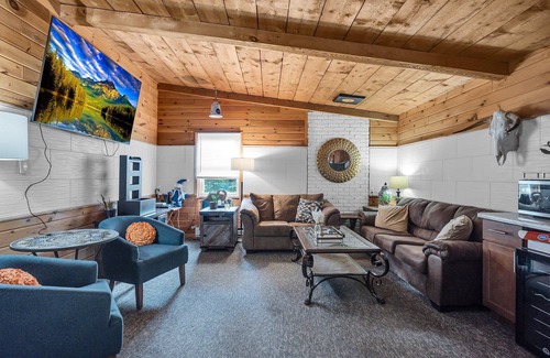 Ellicottville Cabine | Timberline Lodge - Downtown Ellicottville - Room 202