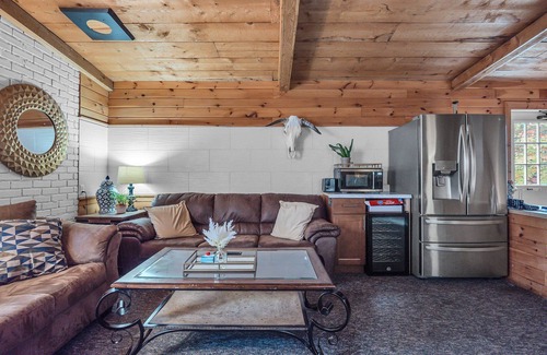 Ellicottville Cabine | Timberline Lodge - Downtown Ellicottville - Room 202