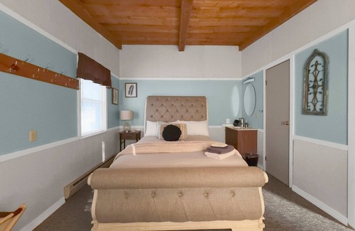 Ellicottville Cabine | Timberline Lodge - Downtown Ellicottville - Room 202
