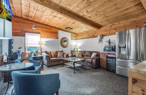 Ellicottville Cabine | Timberline Lodge - Downtown Ellicottville - Room 201