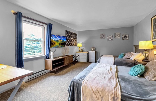 Ellicottville Cabine | Timberline Lodge - Downtown Ellicottville - Room 201