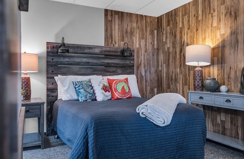 Ellicottville Cabine | Timberline Lodge - Downtown Ellicottville - Room 200