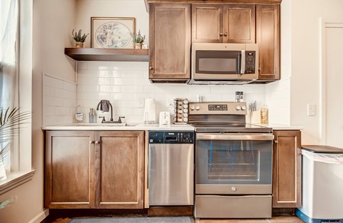Springfield Maison | Timeless Elegance | Walk to Capitol & Attractions | Historic Luxury