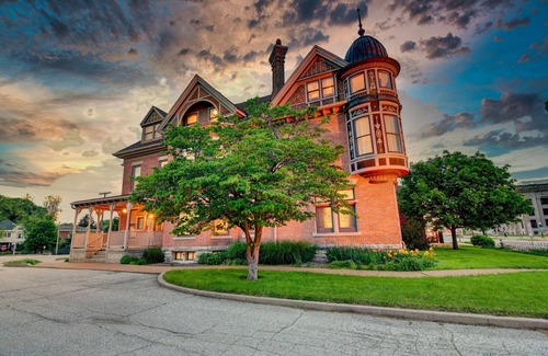 Springfield Maison | Timeless Elegance | Walk to Capitol & Attractions | Historic Luxury