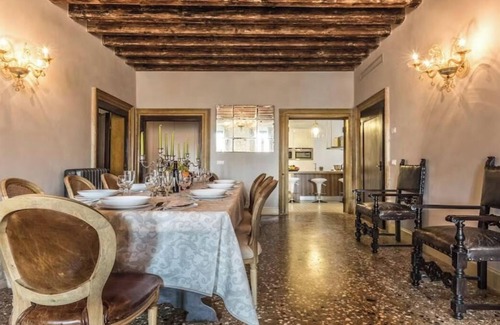 Santa Croce Appartement | Timeless Elegance with Canal Views in Cannaregio