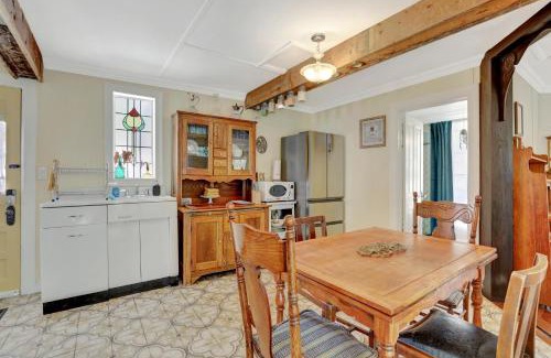 Pine Maison | Timeless Pineview Cottage Hot Tub & Pet Friendly