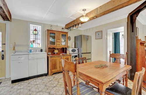 Pine Cabine | Timeless Pineview Cottage | Hot Tub & Pet Friendly