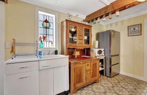 Pine Cabine | Timeless Pineview Cottage | Hot Tub & Pet Friendly