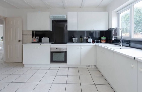 Canvey Island Maison | Timeless Treasure: A Traditional and Spacious House