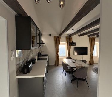 Ustrine Appartement | Tina's Sunset Haven