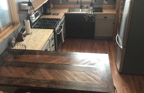 Longville Cabine | Tiny Cabin On Private 5 Acre Wooded Lot w/in 1.5 miles of WOMAN LAKE