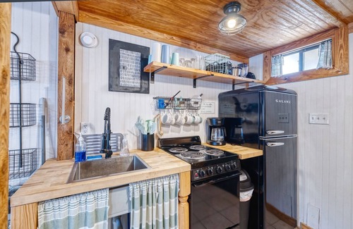 Concan Cabine | Tiny home by the Frio River - River Rock Cabin #4