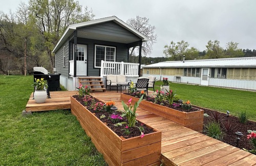Hulett Cabine | Tiny Home Cabin with Wyoming Modern Frontier style in the town of Hulett