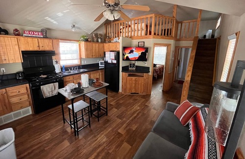 Hudson Bend Cabine | Sun Outdoors Lake Travis - Angelina Cabin