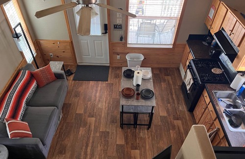 Hudson Bend Cabine | Sun Outdoors Lake Travis - Angelina Cabin