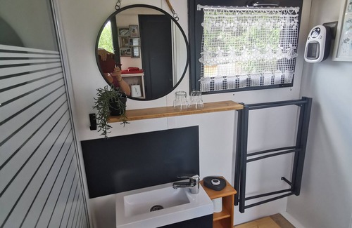 Verbiesles Maison | Tiny Home 'La Charmotte' avec terrasse privée, Wi-Fi et climatisation