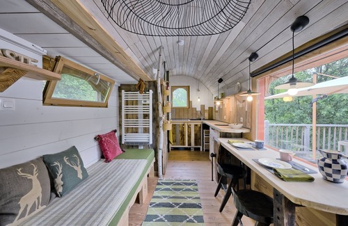 Arrien-en-Bethmale Maison | Tiny Home 'Roulotte Appoline' with Mountain View, Private Terrace and Private Garden