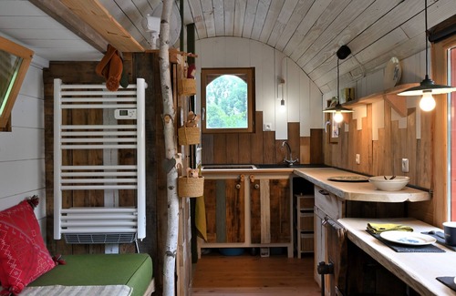 Arrien-en-Bethmale Maison | Tiny Home 'Roulotte Appoline' with Mountain View, Private Terrace and Private Garden