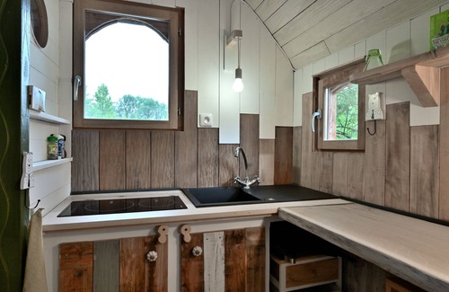 Arrien-en-Bethmale Maison | Tiny Home 'Roulotte Appoline' with Mountain View, Private Terrace and Private Garden