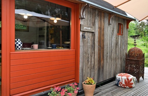 Arrien-en-Bethmale Maison | Tiny Home 'Roulotte Appoline' with Mountain View, Private Terrace and Private Garden