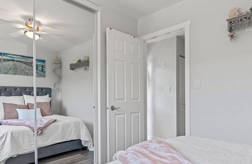 Vernon Maison | Tiny home · Swan Lake Tiny Home - Pool, Hot Tub & Lake access