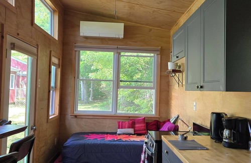 Feura Bush Maison | Tiny Home w/Hot Tub and Sunset View!