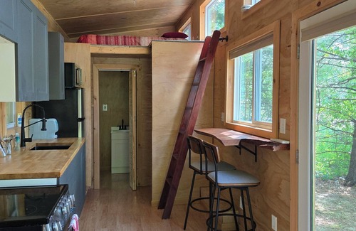 Feura Bush Maison | Tiny Home w/Hot Tub and Sunset View!