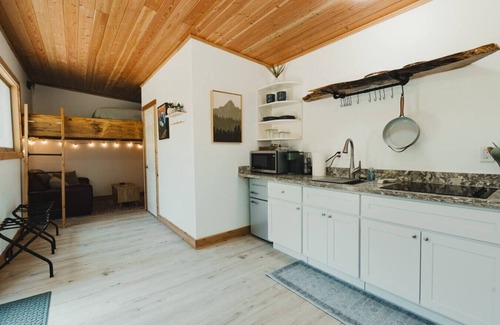Lewis County Maison | Tiny Home w/Hot Tub-Fire Pit-AC