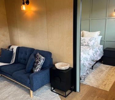 Lowburn Maison | Tiny home with mountain and orchard views