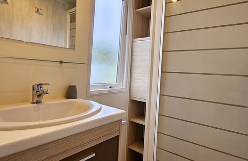 Geraardsbergen Chalet De Ski | Tiny house 6B by pond - ideal for expats, entrepreneurs & nature lovers