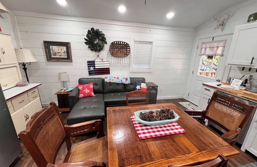 Etoile Cabine | Tiny house in Etoile steps from Lake Sam Rayburn