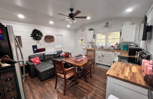 Etoile Cabine | Tiny house in Etoile steps from Lake Sam Rayburn