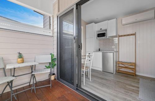 Sanctuary Point Maison | Tiny House Stayz Stay for 3 Pay for 2! - House 4